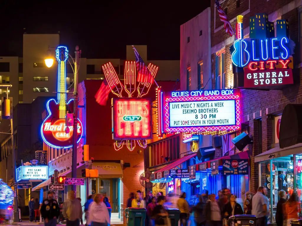 Memphis, EE.UU. con letreros de neón de famosos clubes de blues en la calle Beale tomados por la noche.