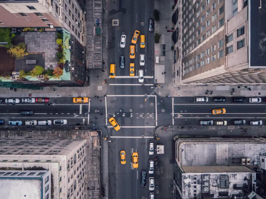 Carretera de la ciudad de Nueva York vista desde arriba, con taxis amarillos alineados