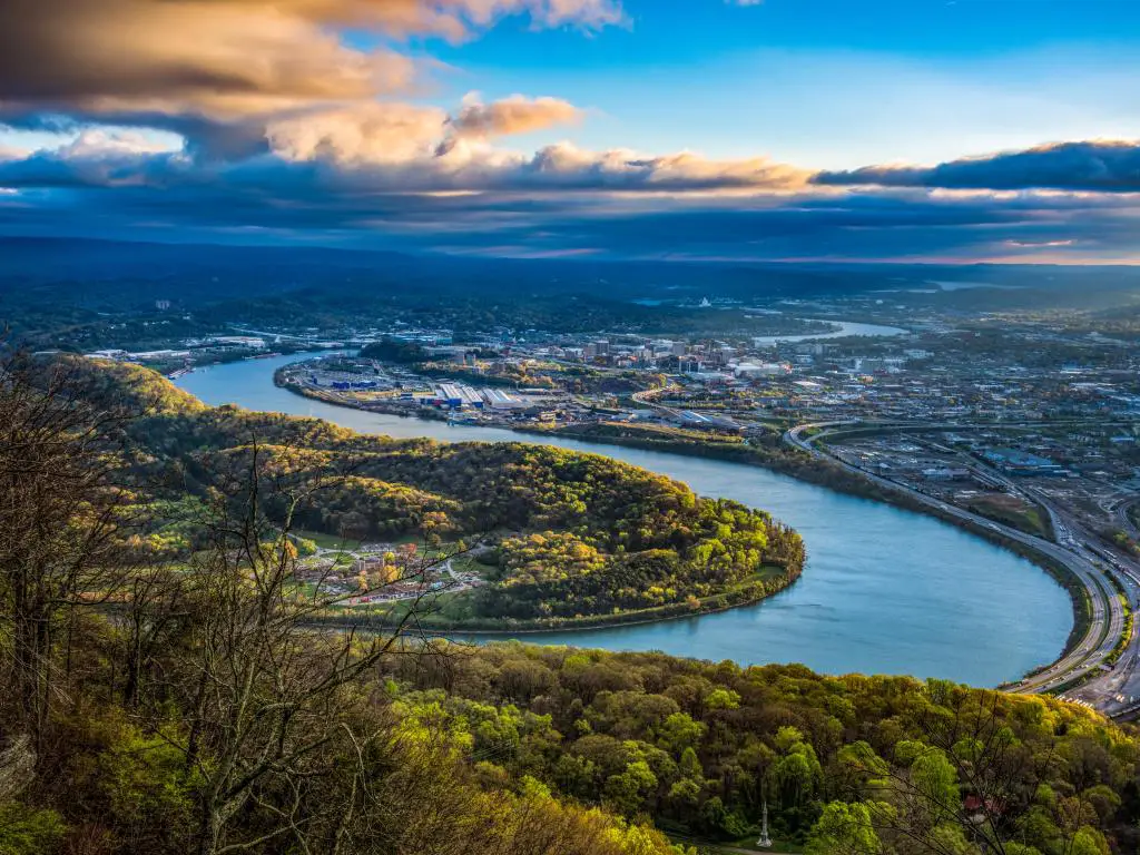 Vista aérea de drones del centro de Chattanooga Tennessee TN y el río Tennessee.