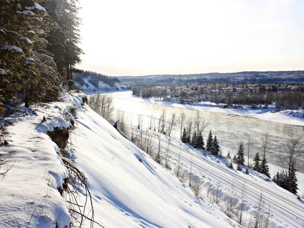 Prince George, Columbia Británica, Canadá, tomada en un día de invierno con nieve en las colinas y el lago congelado con la ciudad más allá en la distancia. 