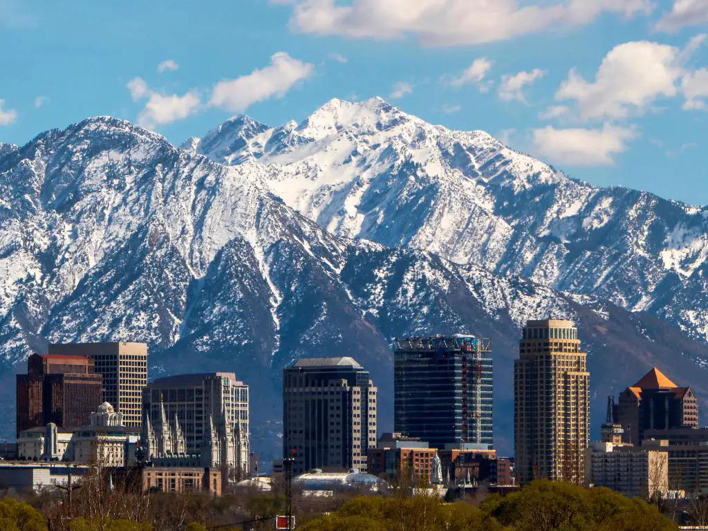 Vista panorámica de Salt Lake City con montañas nevadas al fondo.