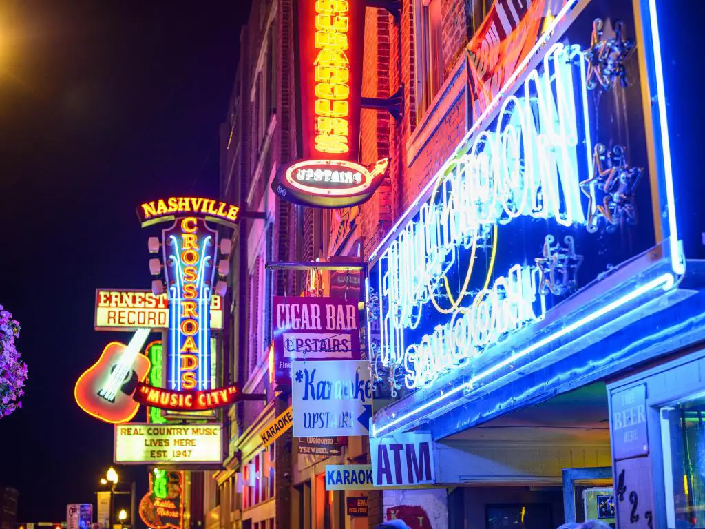 Nashville, Tennessee, EE.UU. con los Honky-tonks en Lower Broadway tomados de noche con luces de neón.