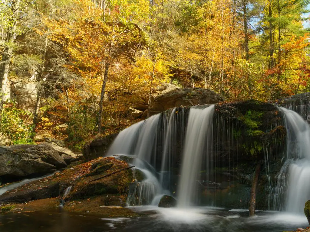 Bosque Nacional Cherokee.  Montes Apalaches, Tennessee, EE.UU. con Bald River Falls en primer plano, una cascada mágica y rodeada de árboles tomados en otoño en un día soleado.