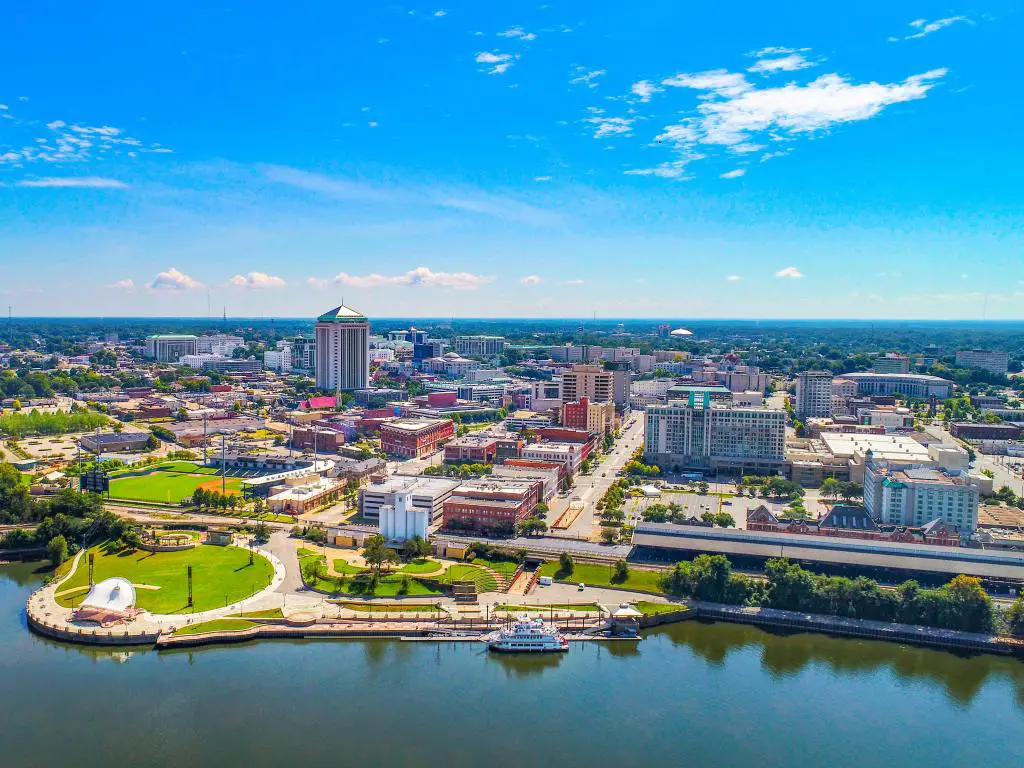 Montgomery Alabama Riverfront Park Skyline Aerial en un día soleado.