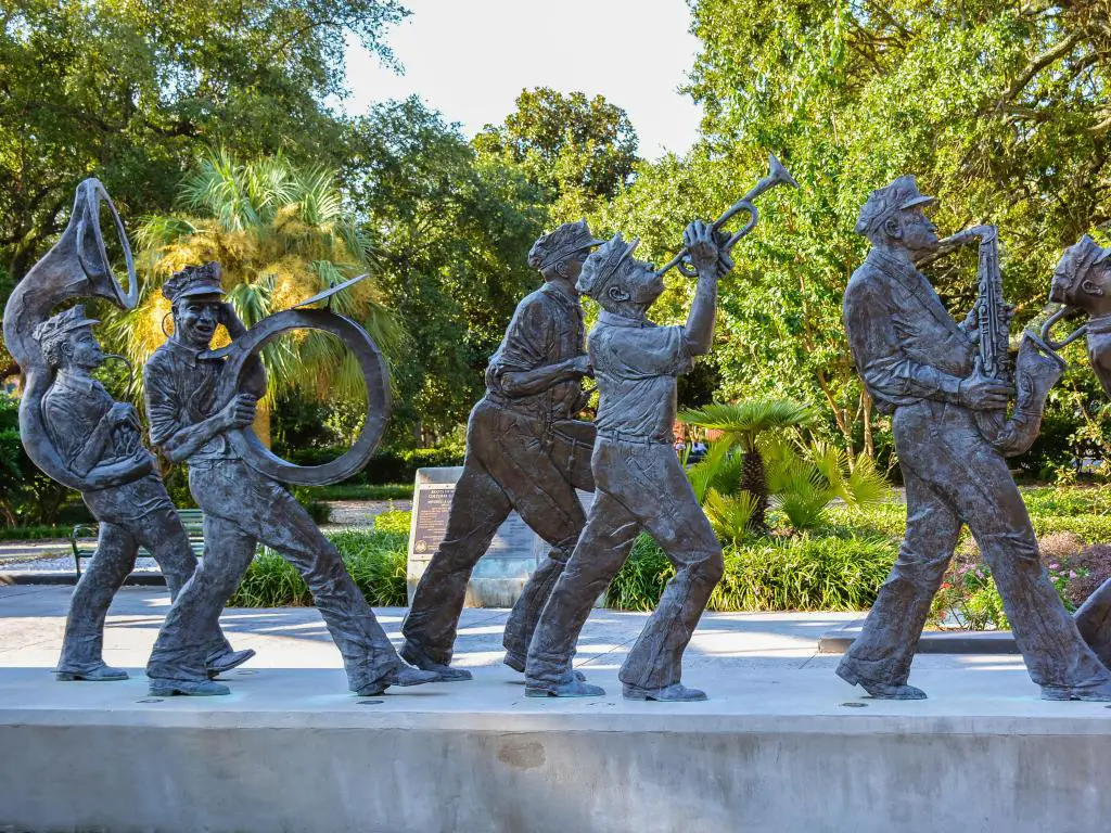 Esculturas de músicos célebres en el Jardín Cultural de Esculturas Roots of Music en Armstrong Park, Nueva Orleans.