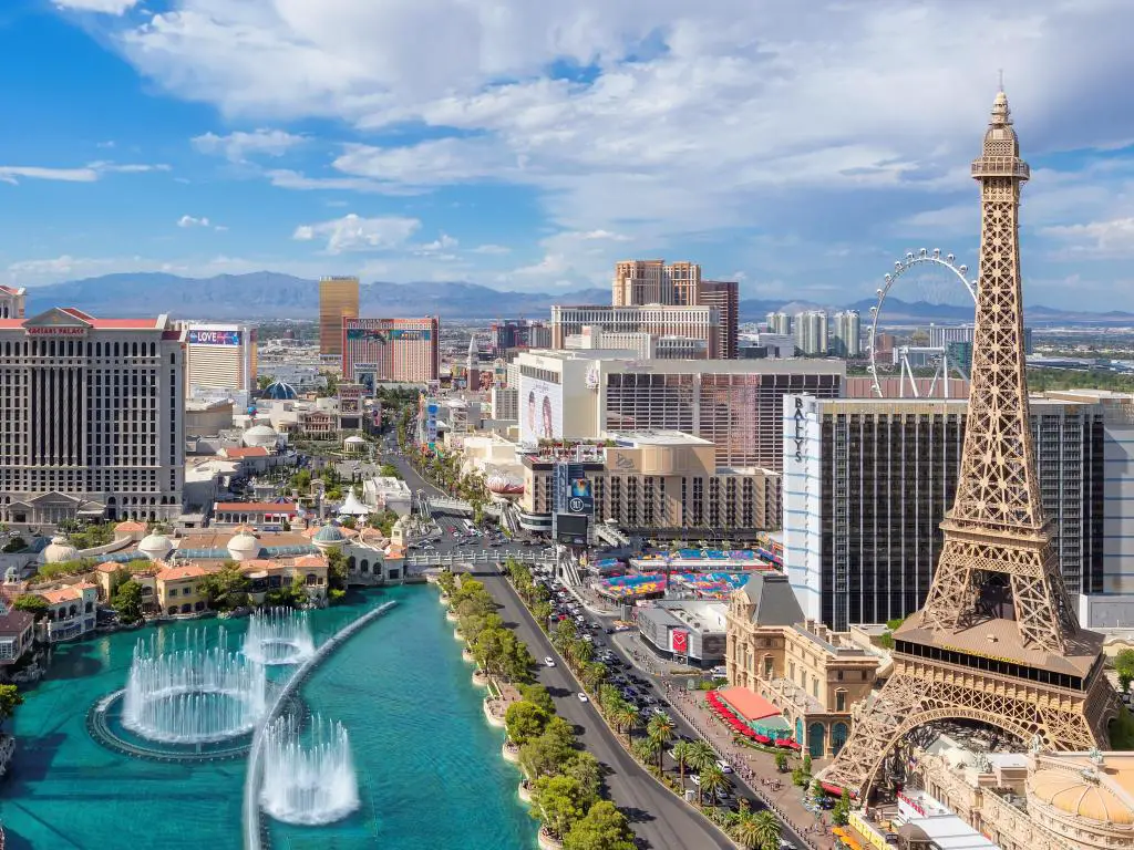 Las Vegas, EE.UU. tomada como una vista panorámica de Las Vegas Strip como se ve en un día soleado, con vistas de hoteles y casinos y una hermosa fuente de agua en el centro. 