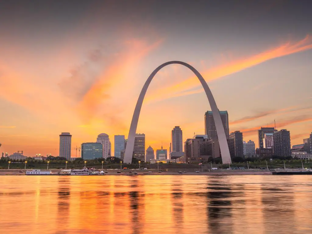 St. Louis, Missouri, EE.UU. paisaje urbano en el centro del río Mississippi al atardecer.