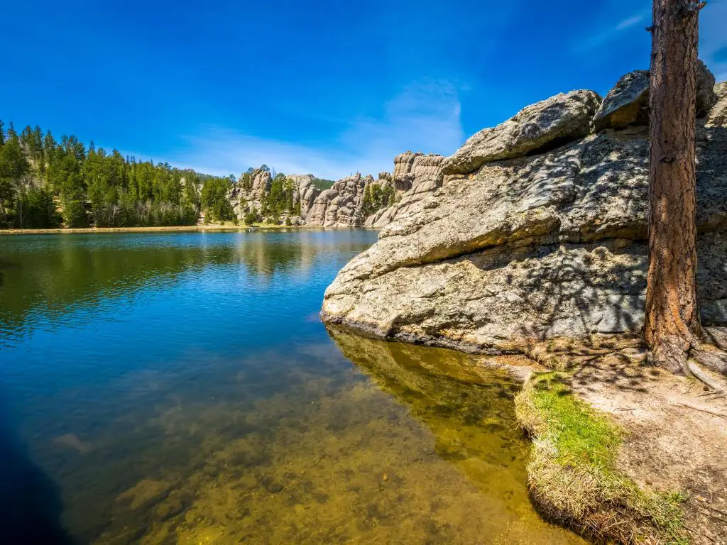 Sylvan Lake en Custer State Park en Black Hills de Dakota del Sur EE.UU. en un día soleado.