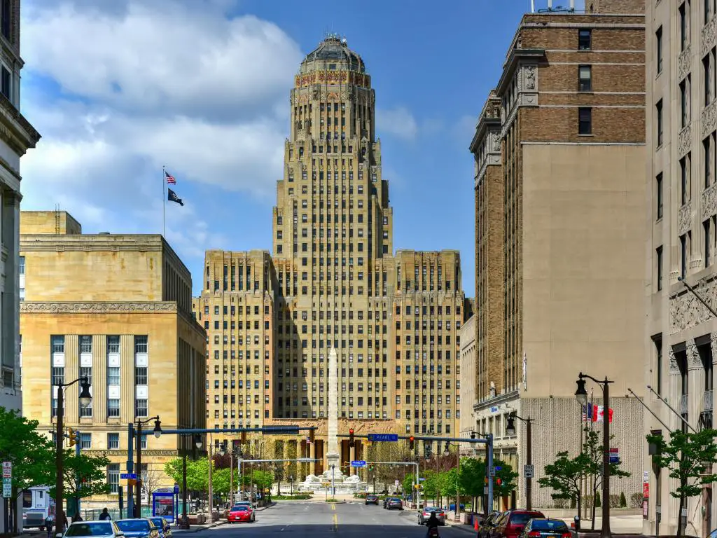 Buffalo, Nueva York, EE.UU. con el Ayuntamiento de Buffalo en el centro de Niagara Square y tomado en un día soleado.