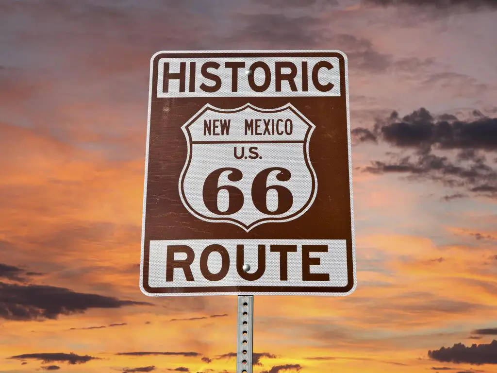 Señal histórica de la Ruta 66 Nuevo México con el cielo del atardecer.