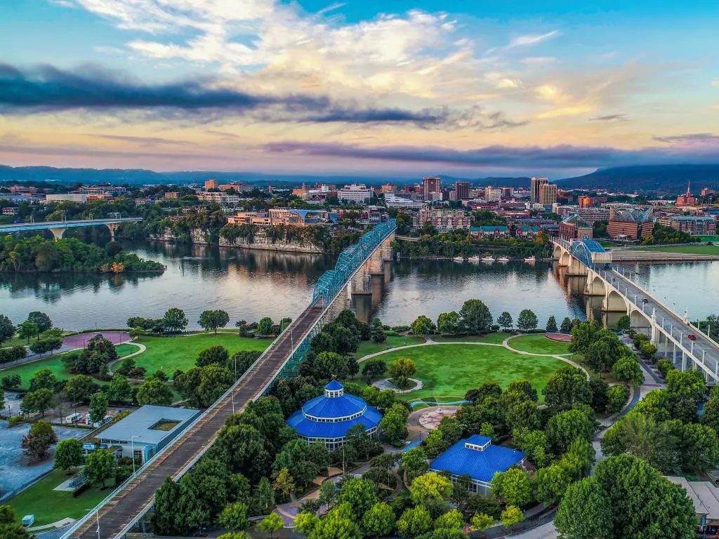 Chattanooga, Tennessee, EE. UU. Tomada como una vista aérea de drones del centro de la ciudad con el río Tennessee en la distancia y tomada al atardecer.