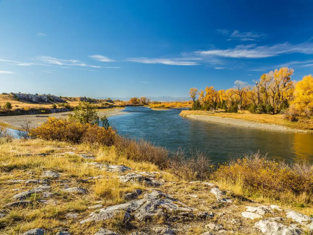 Three Forks, Montana, EE.UU. con el río Missouri fluyendo a través del Parque Estatal Missouri Headwaters, hierba y árboles que rodean el río y tomados en un día claro y soleado.