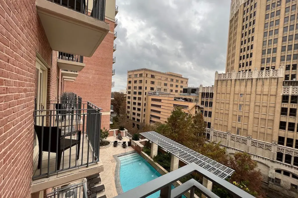 Westin Riverwalk San Antonio suite en esquina balcón con vista al río