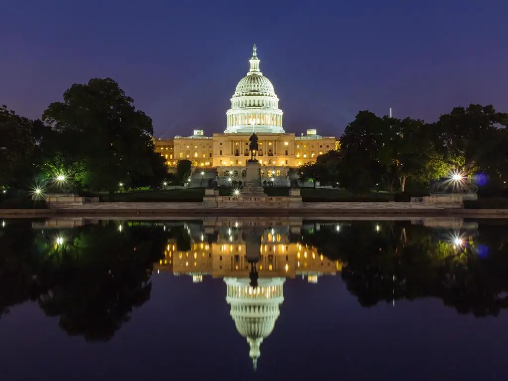 La cúpula del edificio del Capitolio de los Estados Unidos, visto desde el Capitol Reflecting Pool, Washington DC, Estados Unidos.