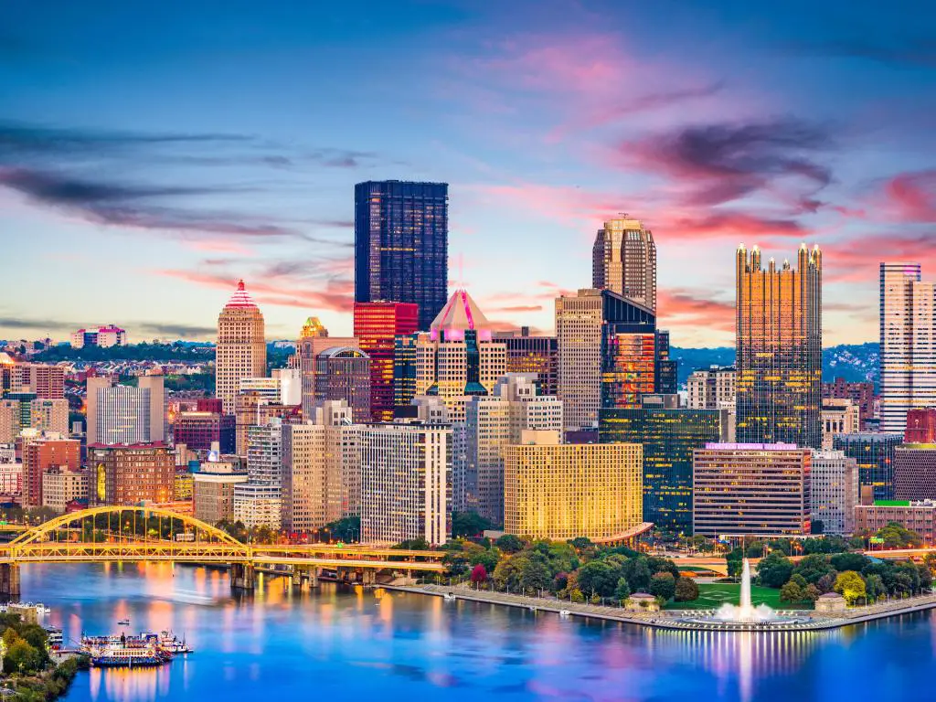 Pittsburgh, Pensilvania, Estados Unidos, el centro de la ciudad en los ríos al atardecer.