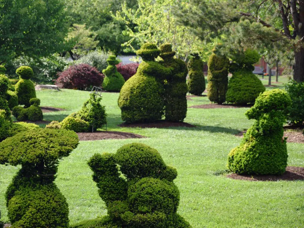 Jardín Topiary en Columbus, Ohio.  Hay un topiario en forma de pareja abrazándose en el centro.