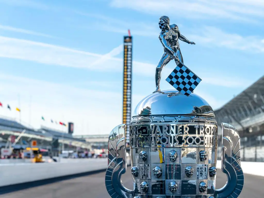 El Trofeo Borg Warner se exhibe antes de la práctica final de las 500 Millas de Indianápolis en el Indianapolis Motor Speedway en Indianápolis, Indiana.