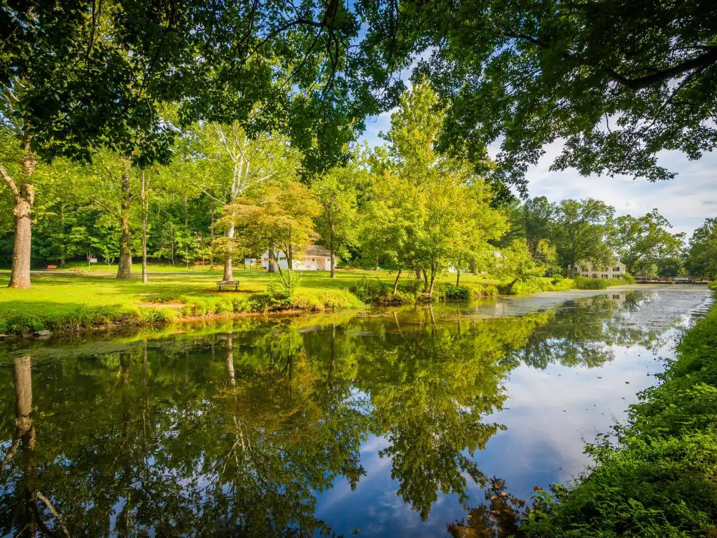 El canal C & O bordeado de árboles, en Chesapeake & Ohio Canal National Historical Park, Maryland en un día soleado.