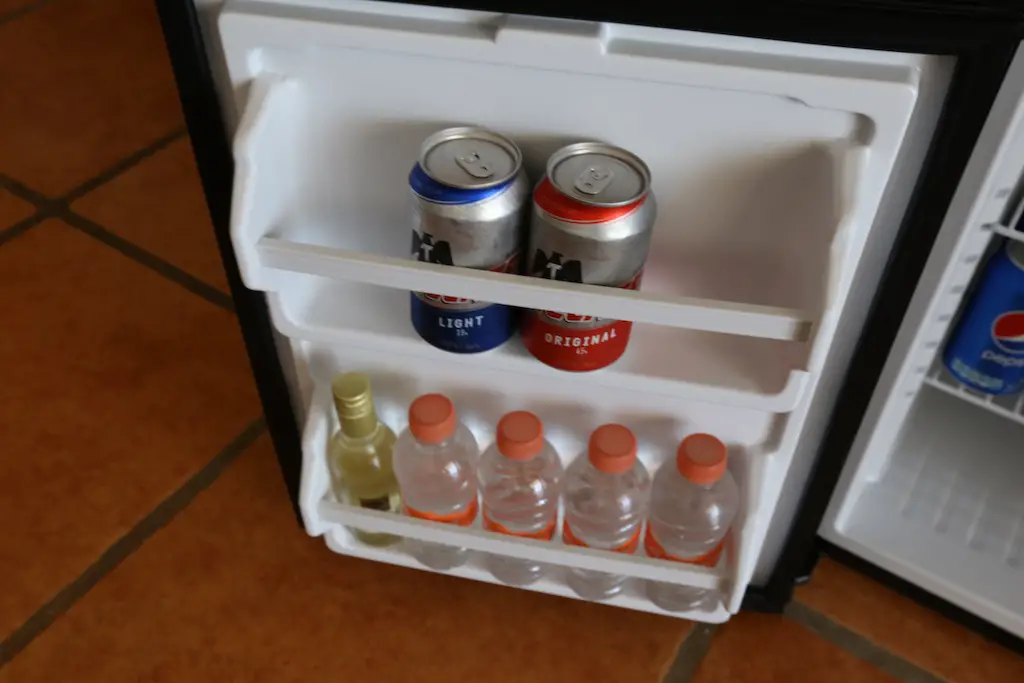 Imagen de una mini nevera con bebidas.