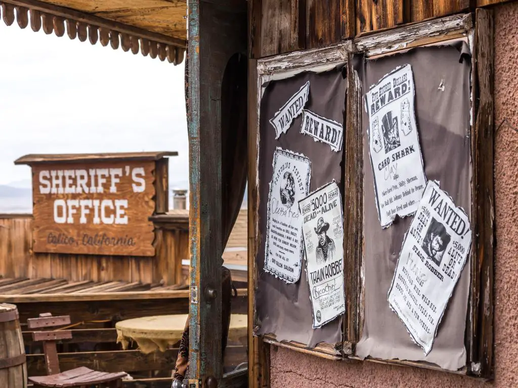 Calico es un pueblo fantasma en el condado de San Bernardino, California, Estados Unidos.  La foto muestra carteles de búsqueda con la Oficina del Sheriff al fondo.