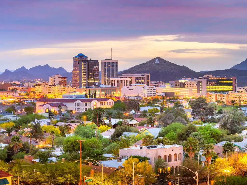 Tucson, Arizona, EE.UU. con el horizonte del centro de la ciudad y las montañas al fondo con 