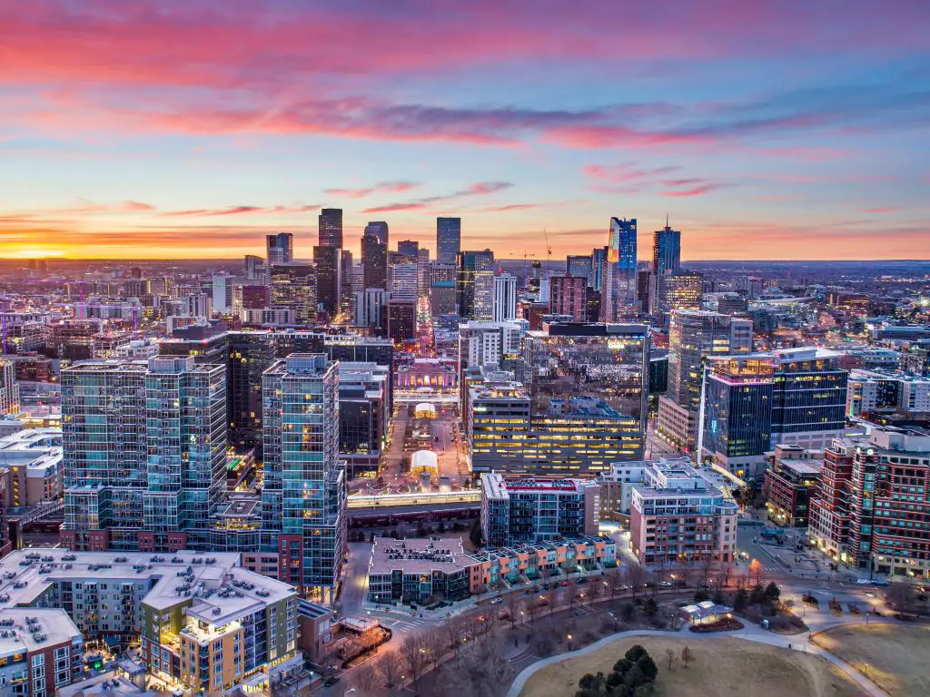 Denver, Colorado, EE.UU. Drone Aerial Skyline durante una colorida puesta de sol.