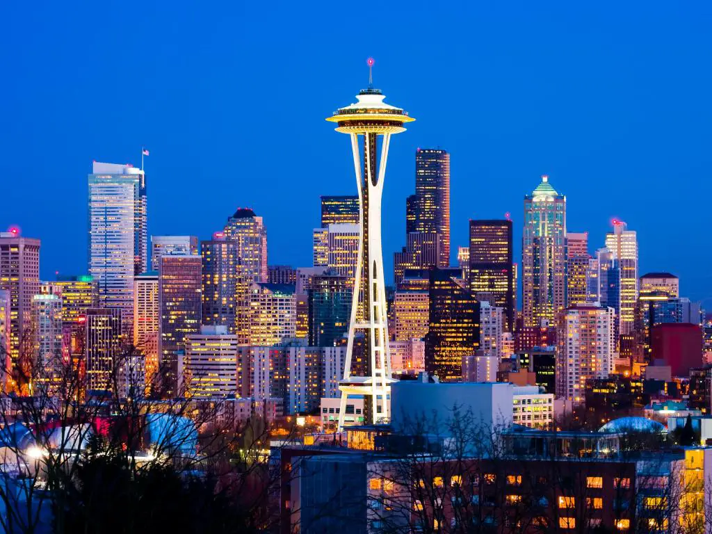 Seattle, Washington, EE.UU. tomada de noche con la Space Needle iluminada. 