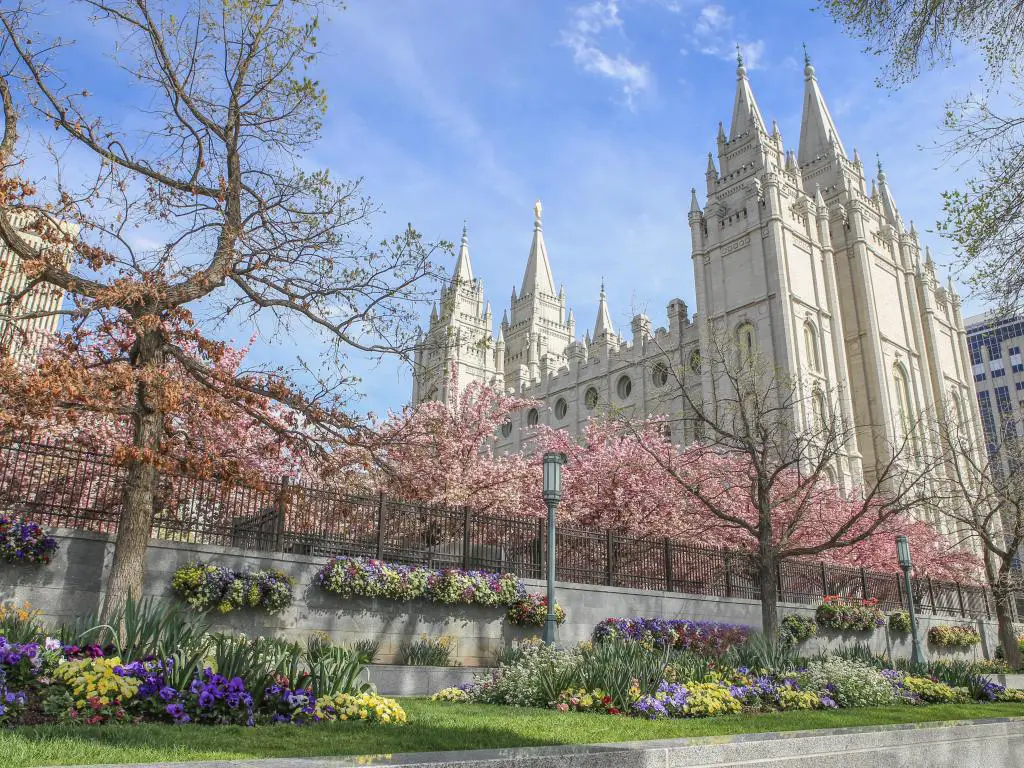Templo de Salt Lake en Temple Square, Salt Lake City, durante un día despejado en primavera. 