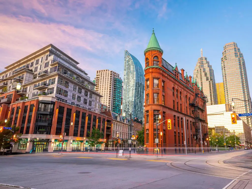 Toronto, Ontario, Canadá tomada en el centro de Toronto al atardecer con una mezcla de edificios fantásticos contra un cielo azul. 