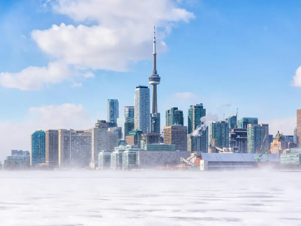 Edificios altos del horizonte de Toronto vistos a través del lago Ontario congelado