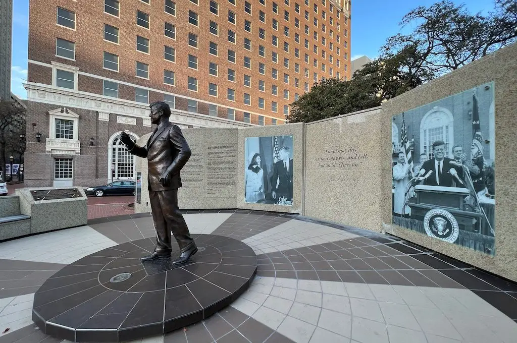 Monumento conmemorativo Hilton Fort Worth JFK