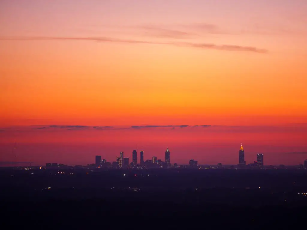 El horizonte de Atlanta visto desde la distancia desde Stone Mountain en un vibrante cielo rosado al atardecer