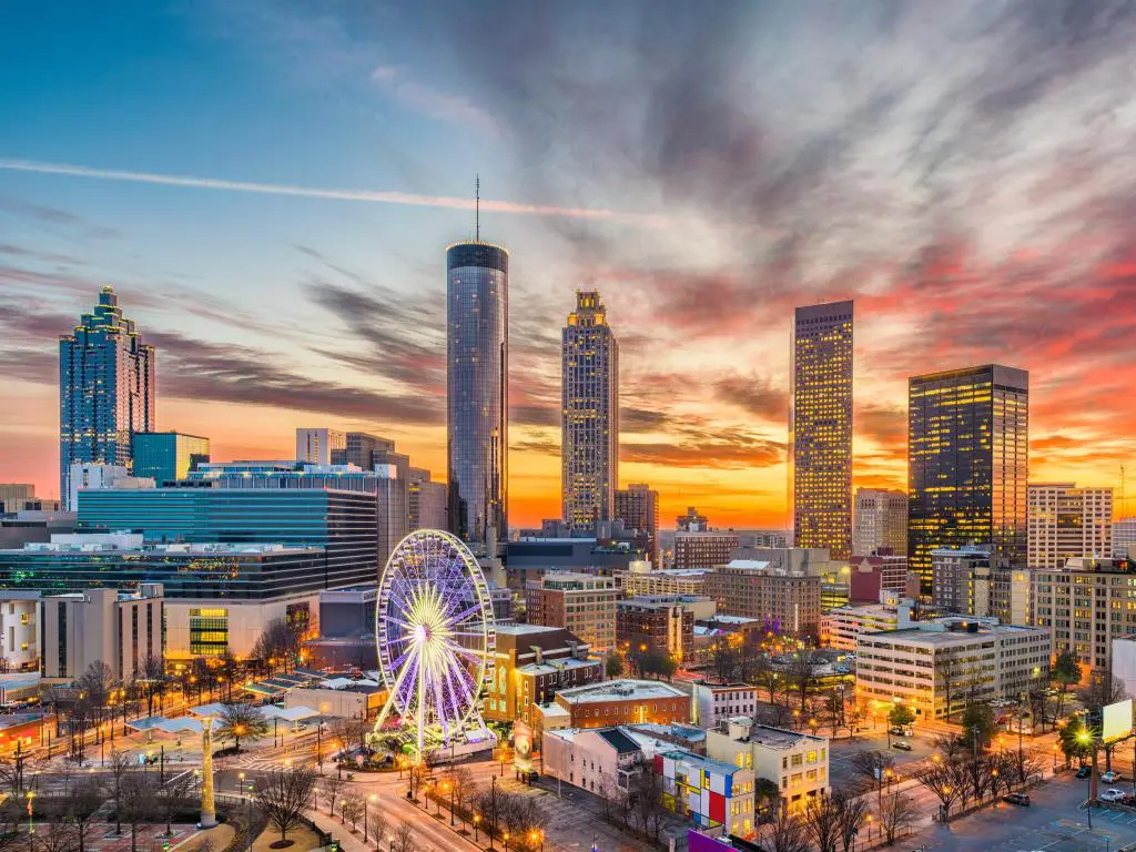 Horizonte de Atlanta, Georgia, al atardecer con edificios de gran altura frente a un cielo colorido