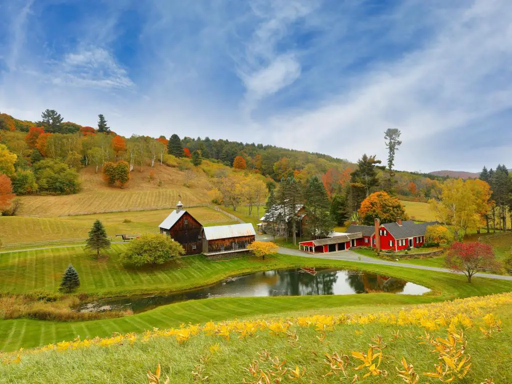 Woodstock, Vermont, EE.UU. con vistas a una tranquila granja de Nueva Inglaterra en el otoño temprano en la mañana, con hierba y colinas en el fondo en un día soleado.