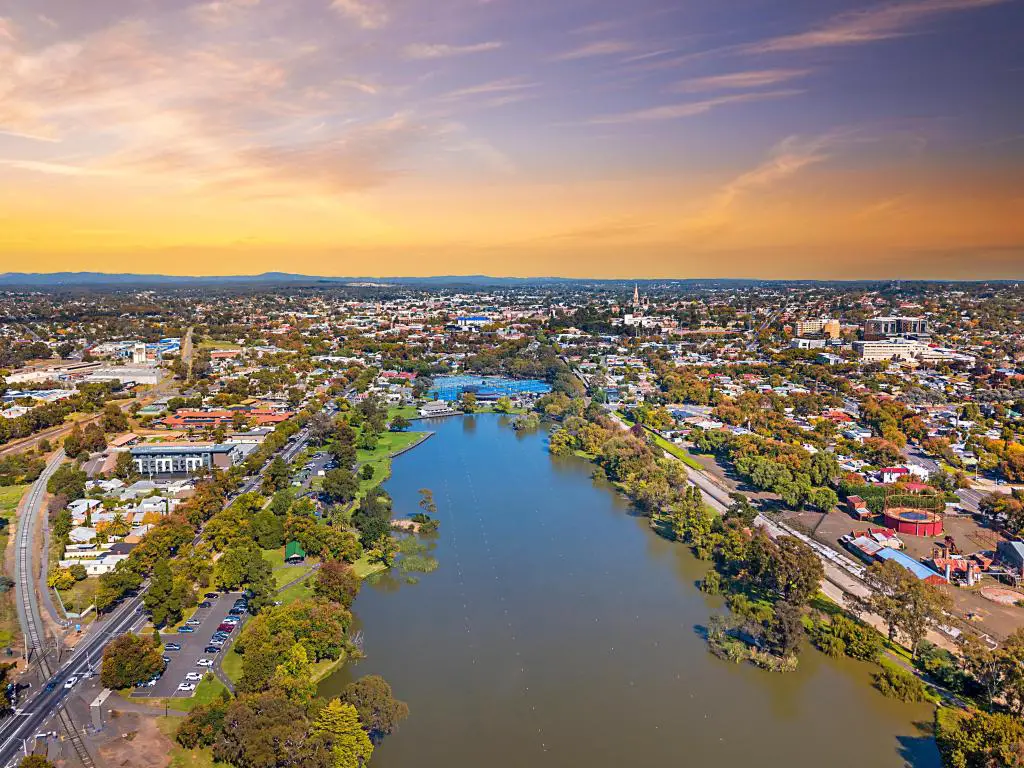 Vista aérea del lago Weeroona y la ciudad de Bendigo, Victoria con cielos rojos, morados y azules y el paisaje de Australia Central Victoria.