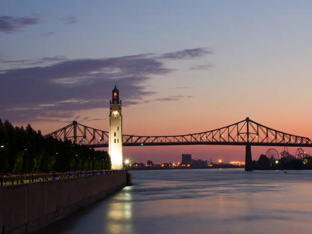Río San Lorenzo, Canadá con el Big Ben en el Viejo Montreal y el Puente Jacques-Cartier en el fondo, tomado en un hermoso amanecer.