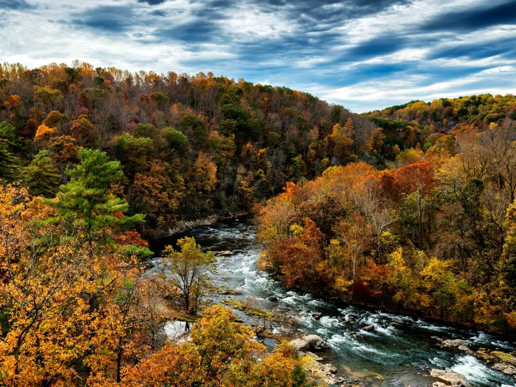 El río Roanoke envuelto en la belleza del otoño a lo largo del Parque Nacional Blue Ridge Parkway, Virginia, EE.UU.