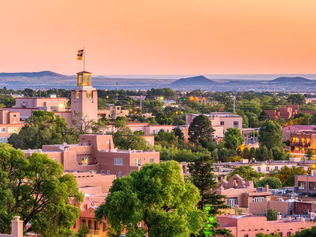 El horizonte del centro de Santa Fe, Nuevo México, Estados Unidos al atardecer.