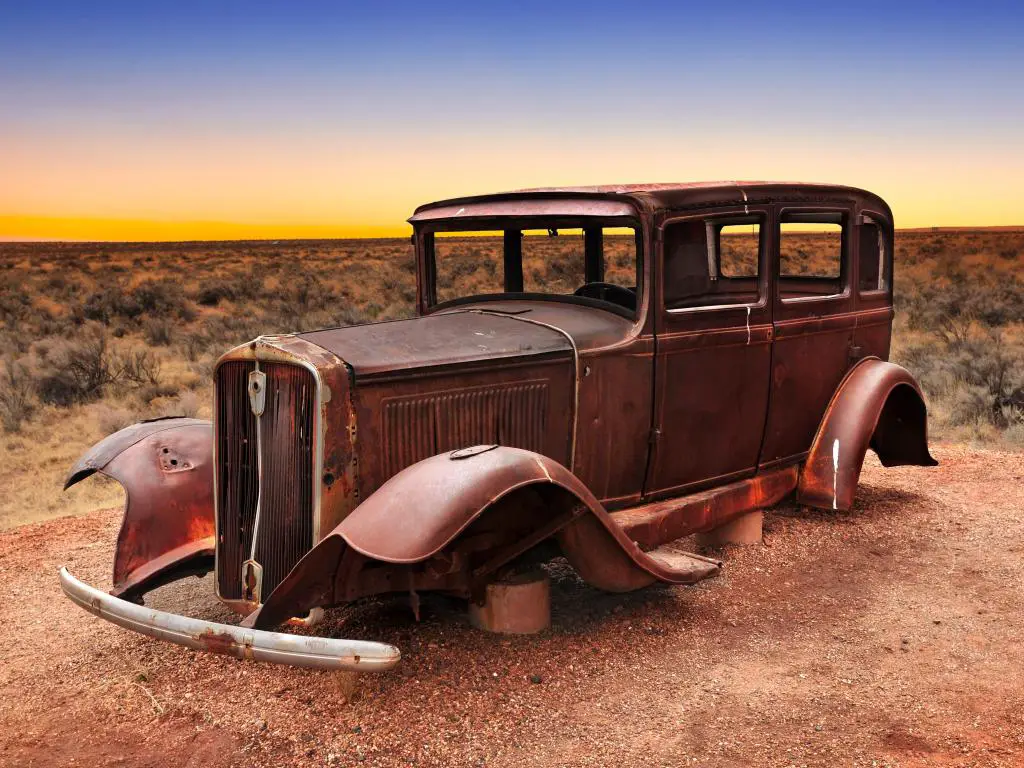 La reliquia de los coches antiguos de la ruta 66 se muestra cerca de la entrada norte del Parque Nacional del Bosque Petrificado en Arizona, Estados Unidos.