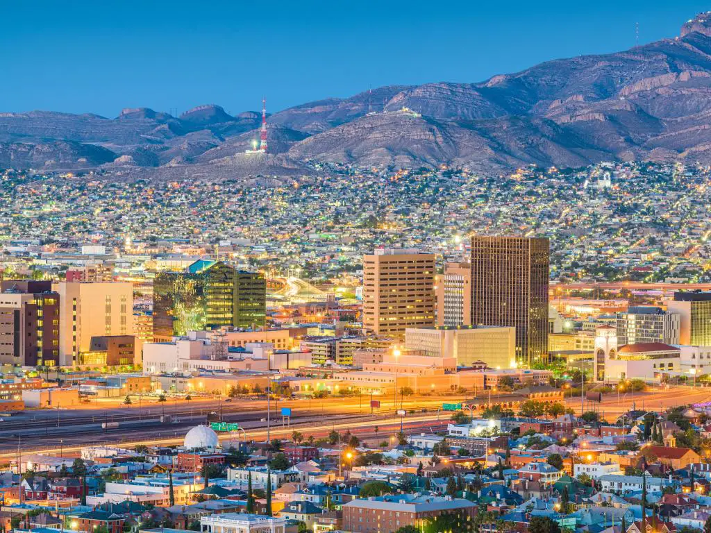 El Paso, Texas, EE.UU. El horizonte del centro de la ciudad al atardecer con Juárez, México en la distancia.