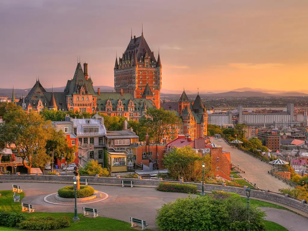 Old Quebec City, Canadá con el castillo de Frontenac en Old Quebec City en la hermosa luz del amanecer. 