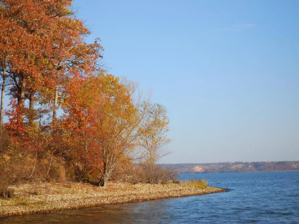Vista del río Tennessee desde el parque estatal Paris Landing en otoño.