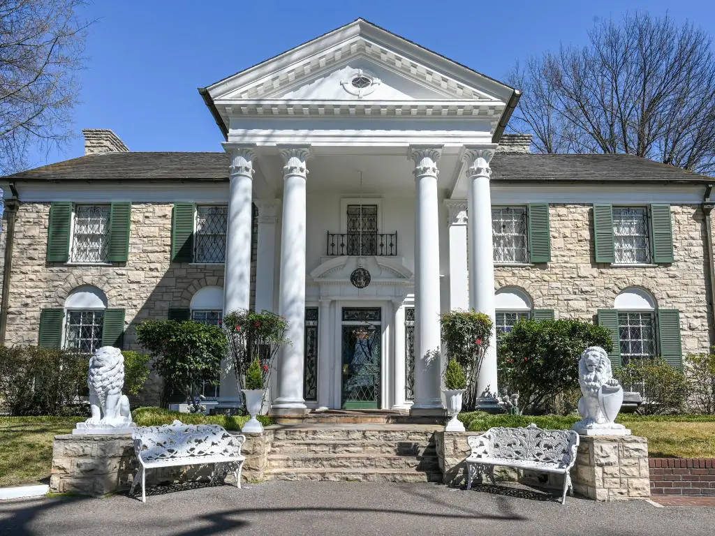 Graceland en Menfis.  La mansión fue construida en 1939, pero luego fue comprada por Elvis Presley, quien vivió aquí desde 1957 hasta 1977.