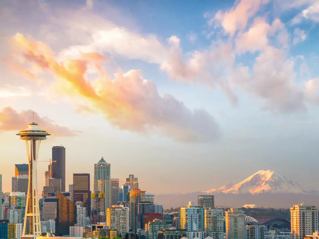Una vista panorámica del horizonte del centro de Seattle y la montaña al atardecer en un buen día en Seattle, WA.
