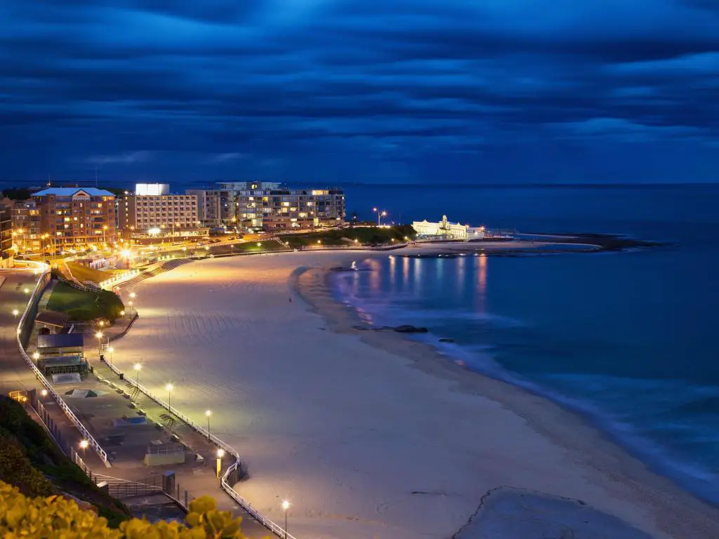 Newcastle, NSW, Australia al atardecer con la playa y el mar al otro lado de la ciudad.