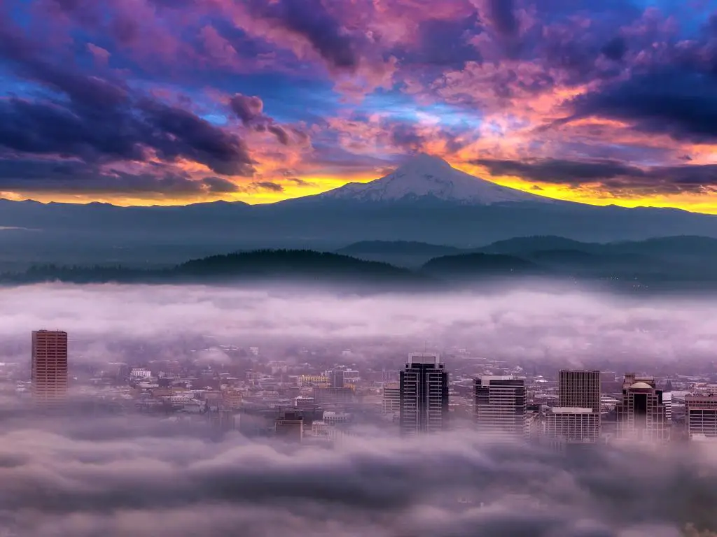 Espectacular amanecer colorido sobre Mount Hood y el centro de la ciudad de Portland, Oregón, con niebla