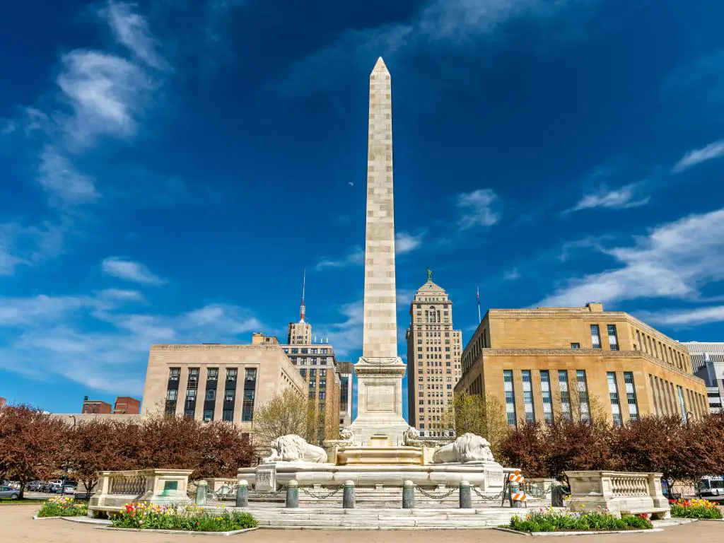 Buffalo, Nueva York, EE.UU. con el Monumento McKinley en Niagara Square en primer plano en un día soleado.