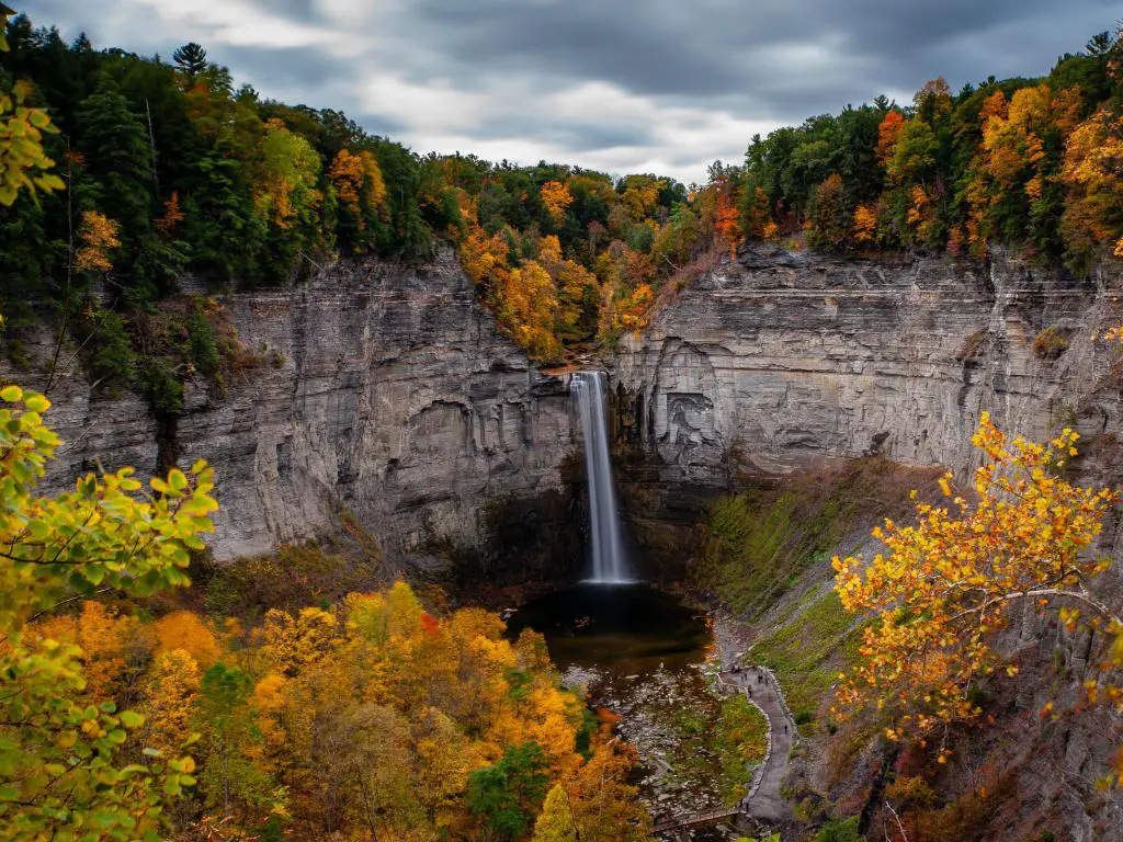 Ithaca, Nueva York, con una vista panorámica otoñal de Taughannock Falls (cascada) en Taughannock Falls State Park.