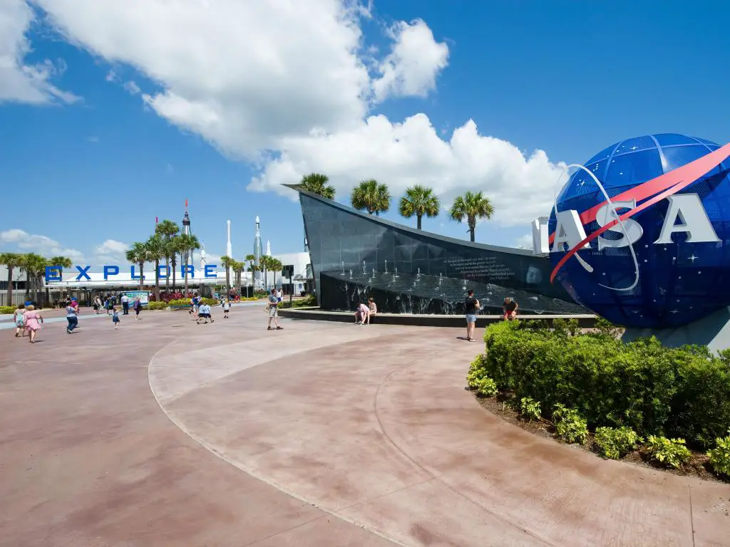 Cabo Cañaveral, Florida, EE.UU. a la entrada del complejo de visitantes del Centro Espacial Kennedy tomada en un día soleado.