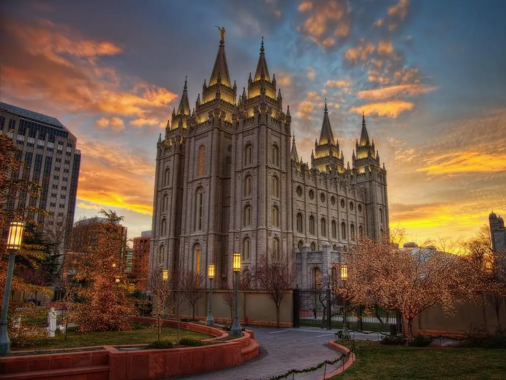 Templo de Salt Lake, Salt Lake City, Utah.  La fotografía muestra el templo Santo de los Últimos Días más grande por superficie al atardecer. 